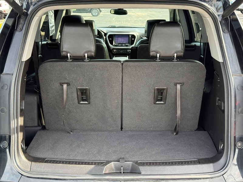 GMC Acadia Vehicle Full-screen Gallery Image 07