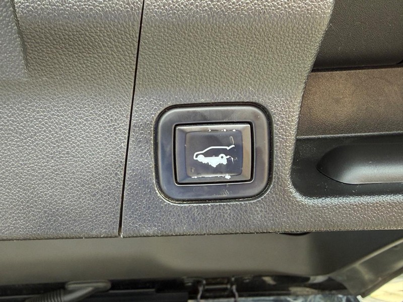 GMC Acadia Vehicle Full-screen Gallery Image 08