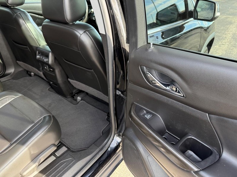 GMC Acadia Vehicle Full-screen Gallery Image 12