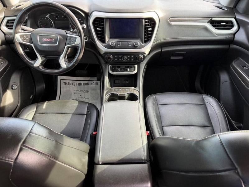 GMC Acadia Vehicle Full-screen Gallery Image 15