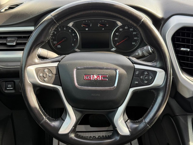 GMC Acadia Vehicle Full-screen Gallery Image 16