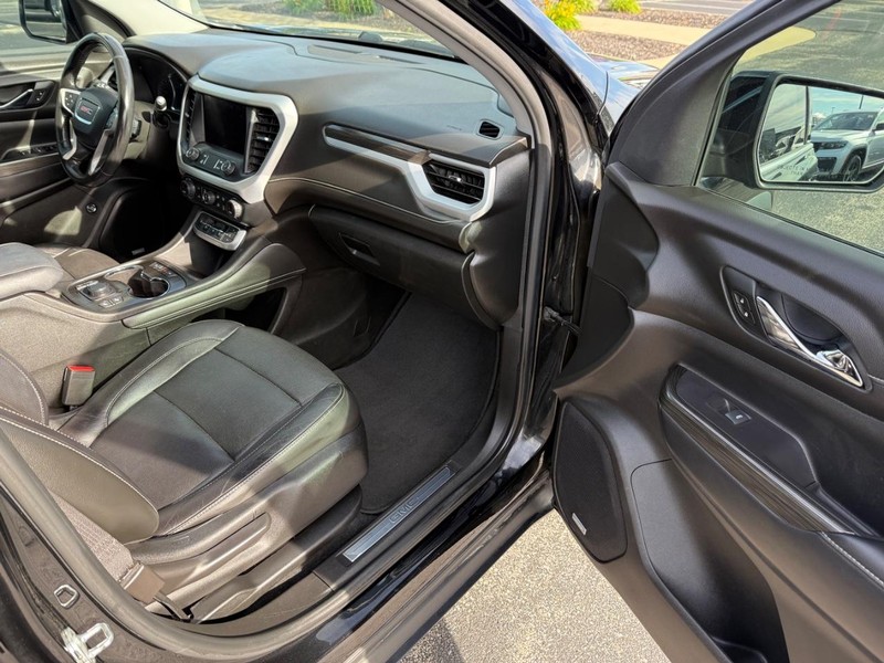 GMC Acadia Vehicle Full-screen Gallery Image 17