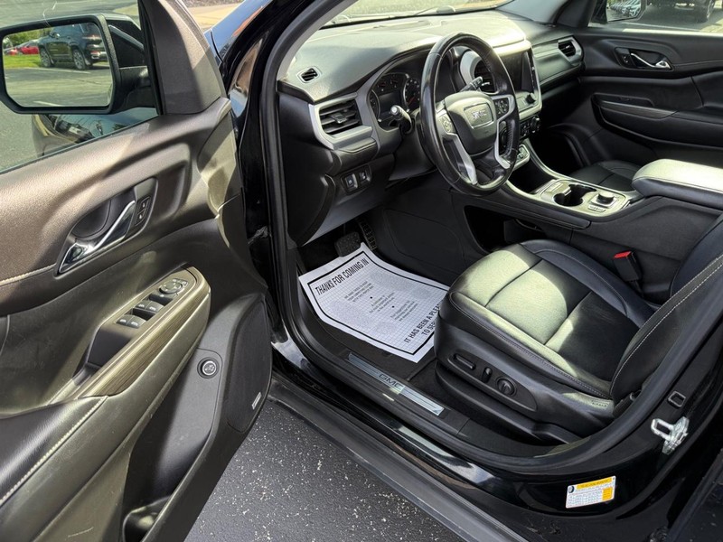 GMC Acadia Vehicle Full-screen Gallery Image 19