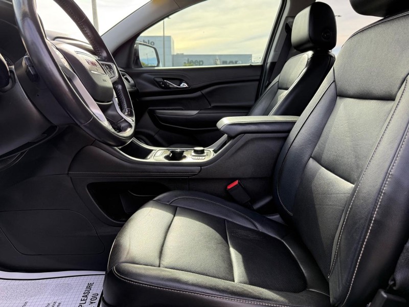 GMC Acadia Vehicle Full-screen Gallery Image 20
