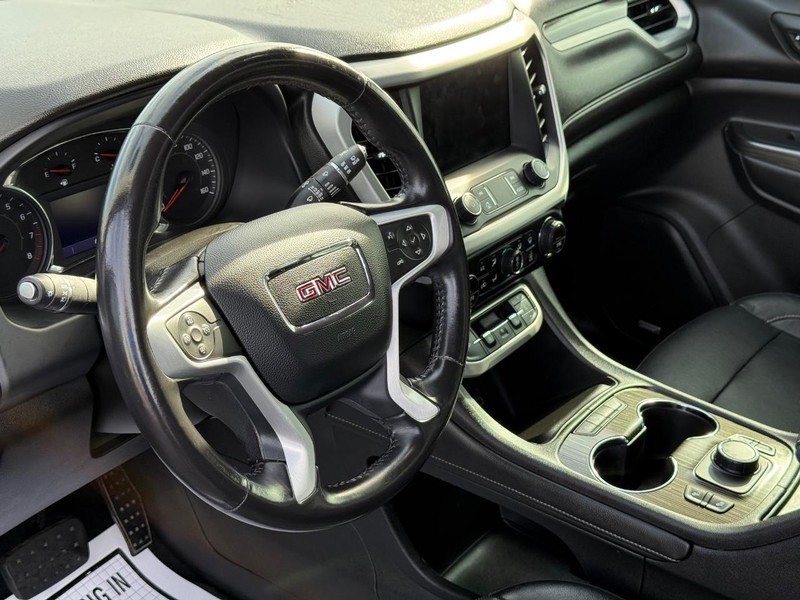 GMC Acadia Vehicle Full-screen Gallery Image 21
