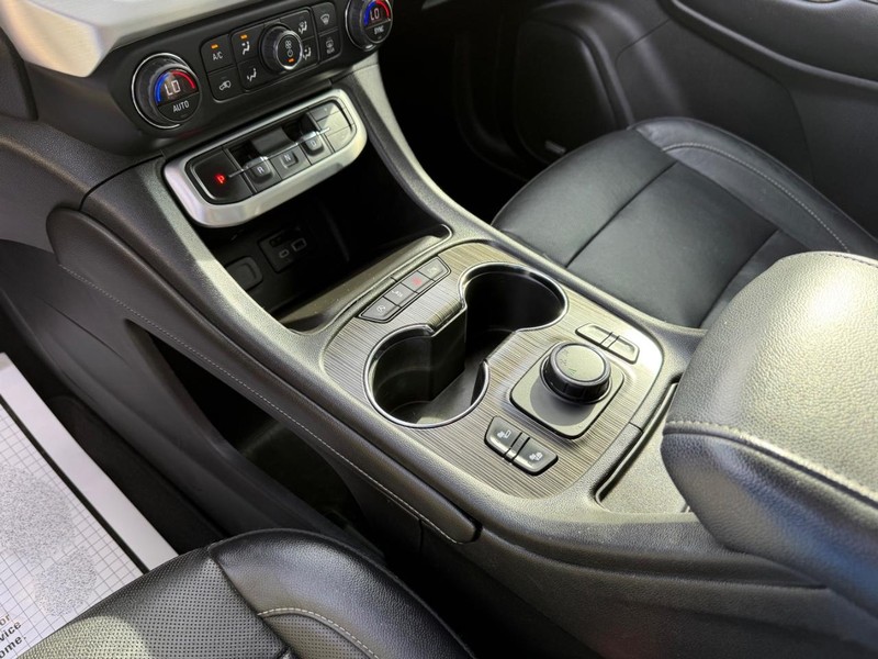 GMC Acadia Vehicle Full-screen Gallery Image 29