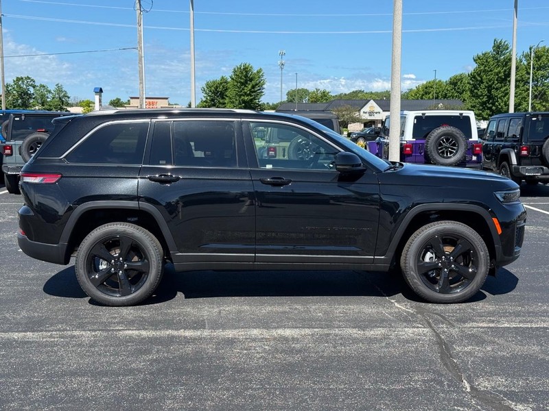 Jeep Grand Cherokee Vehicle Full-screen Gallery Image 2