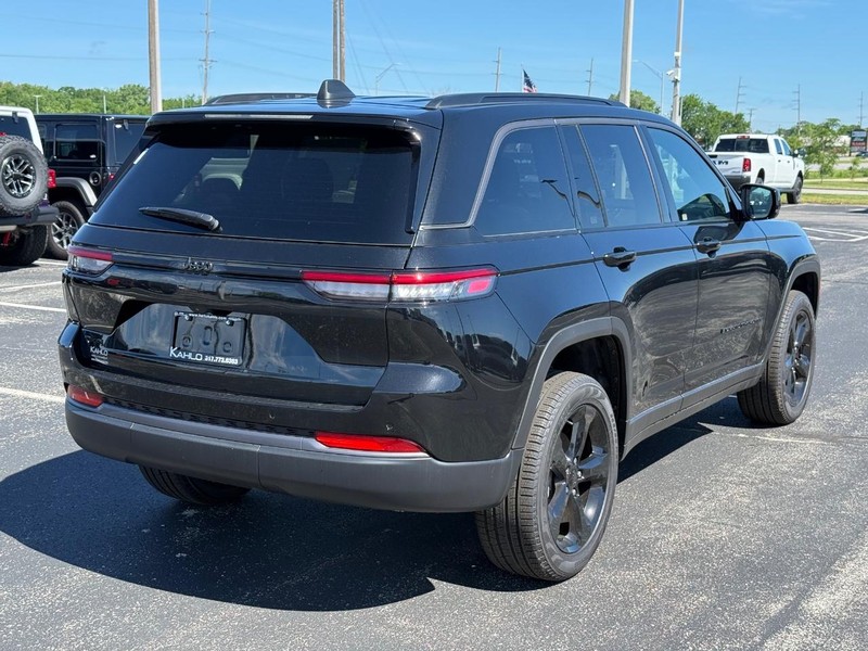 Jeep Grand Cherokee Vehicle Full-screen Gallery Image 3