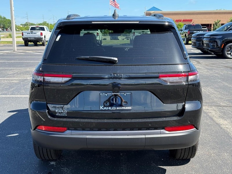 Jeep Grand Cherokee Vehicle Full-screen Gallery Image 4