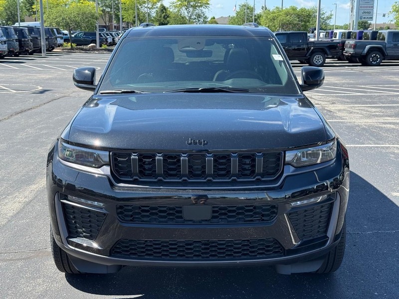 Jeep Grand Cherokee Vehicle Full-screen Gallery Image 10