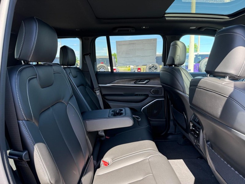 Jeep Grand Cherokee Vehicle Full-screen Gallery Image 11