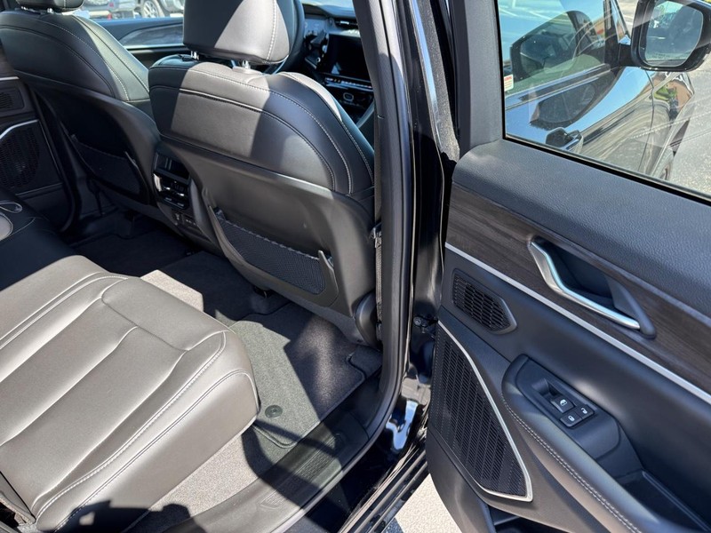 Jeep Grand Cherokee Vehicle Full-screen Gallery Image 12