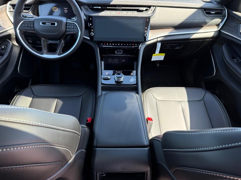 Jeep Grand Cherokee Vehicle Full-screen Gallery Image 14