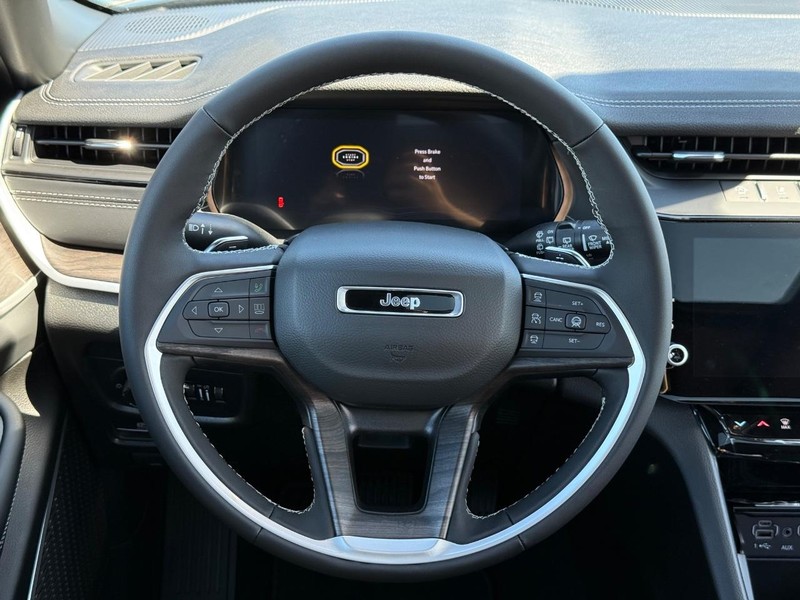 Jeep Grand Cherokee Vehicle Full-screen Gallery Image 15