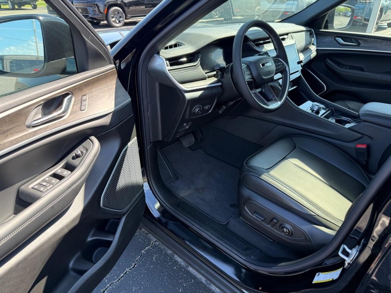 Jeep Grand Cherokee Vehicle Full-screen Gallery Image 17