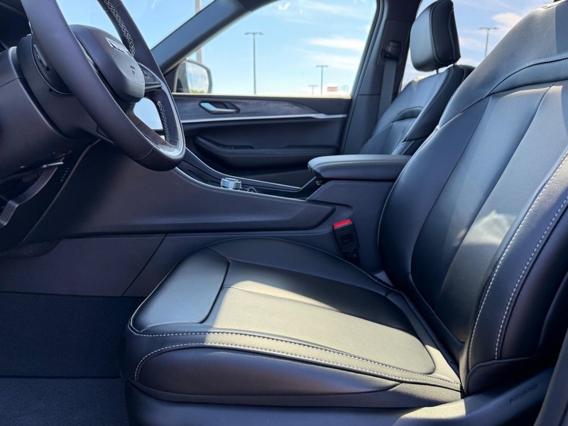 Jeep Grand Cherokee Vehicle Full-screen Gallery Image 18