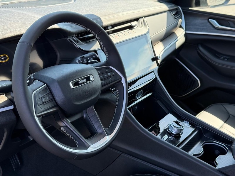 Jeep Grand Cherokee Vehicle Full-screen Gallery Image 19