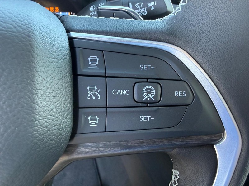 Jeep Grand Cherokee Vehicle Full-screen Gallery Image 21