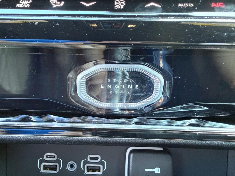 Jeep Grand Cherokee Vehicle Full-screen Gallery Image 22