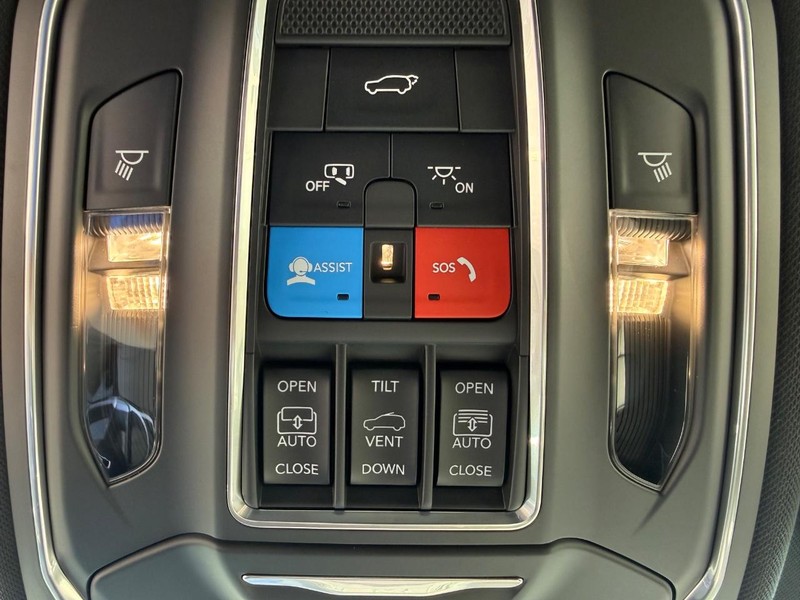 Jeep Grand Cherokee Vehicle Full-screen Gallery Image 27