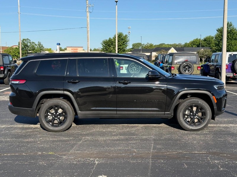 Jeep Grand Cherokee L Vehicle Full-screen Gallery Image 2