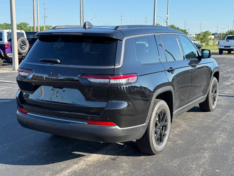 Jeep Grand Cherokee L Vehicle Full-screen Gallery Image 3