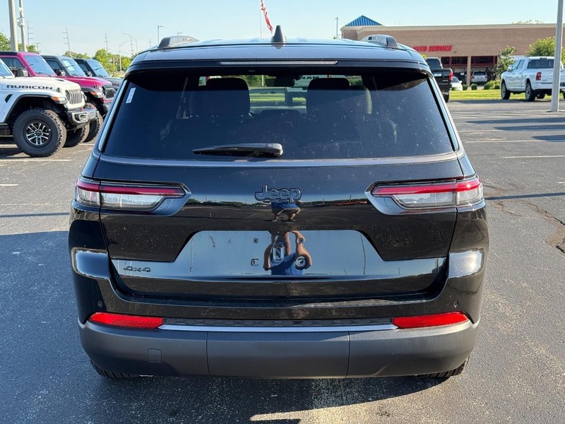 Jeep Grand Cherokee L Vehicle Full-screen Gallery Image 4
