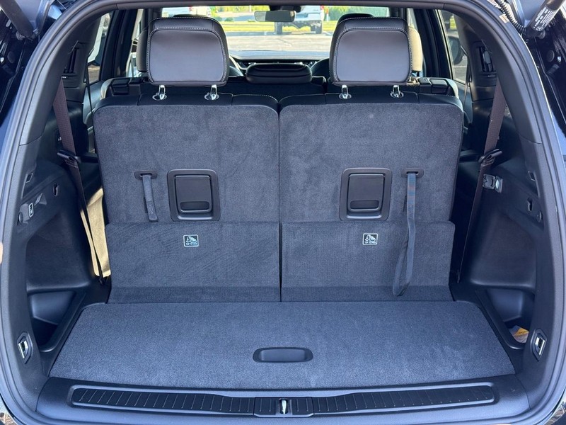 Jeep Grand Cherokee L Vehicle Full-screen Gallery Image 7