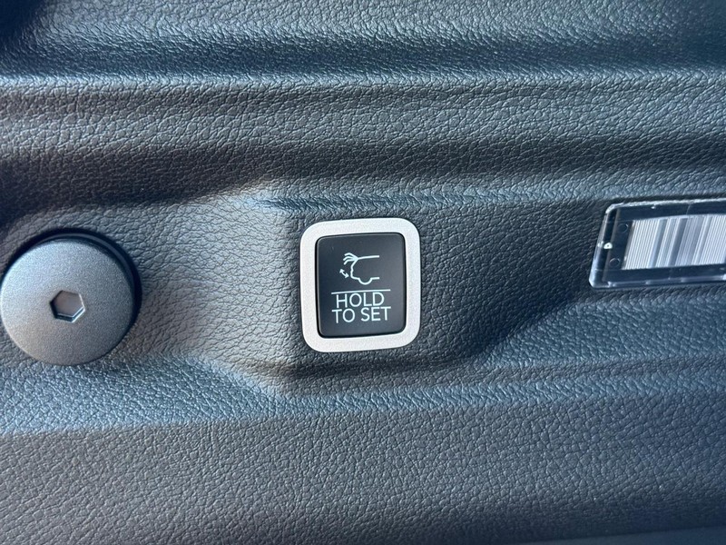 Jeep Grand Cherokee L Vehicle Full-screen Gallery Image 8