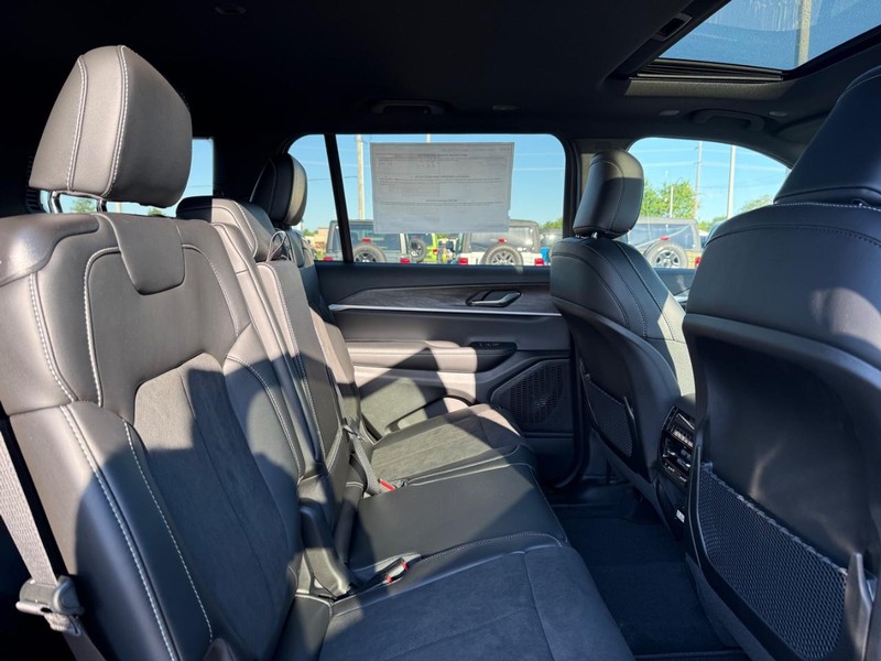 Jeep Grand Cherokee L Vehicle Full-screen Gallery Image 11