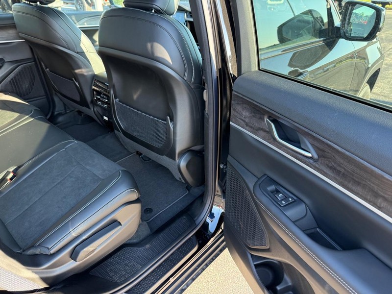 Jeep Grand Cherokee L Vehicle Full-screen Gallery Image 12
