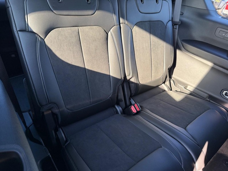 Jeep Grand Cherokee L Vehicle Full-screen Gallery Image 13