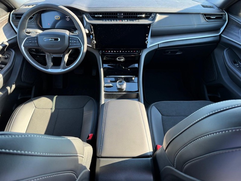 Jeep Grand Cherokee L Vehicle Full-screen Gallery Image 15