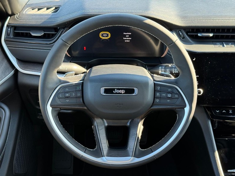 Jeep Grand Cherokee L Vehicle Full-screen Gallery Image 16