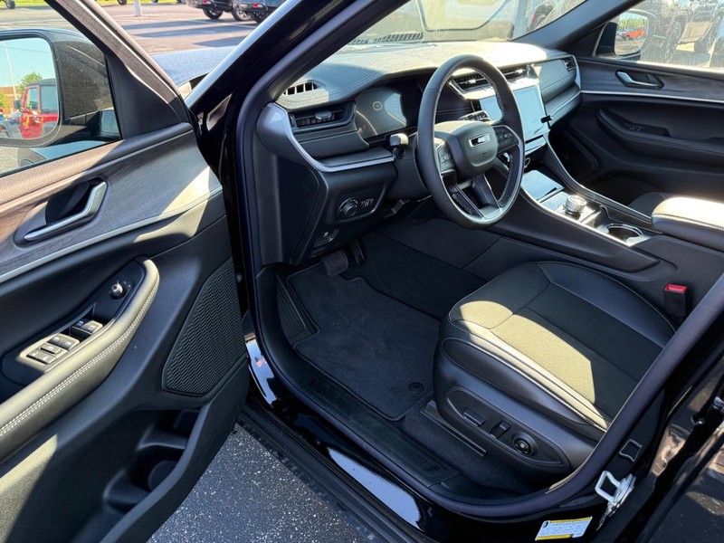 Jeep Grand Cherokee L Vehicle Full-screen Gallery Image 18