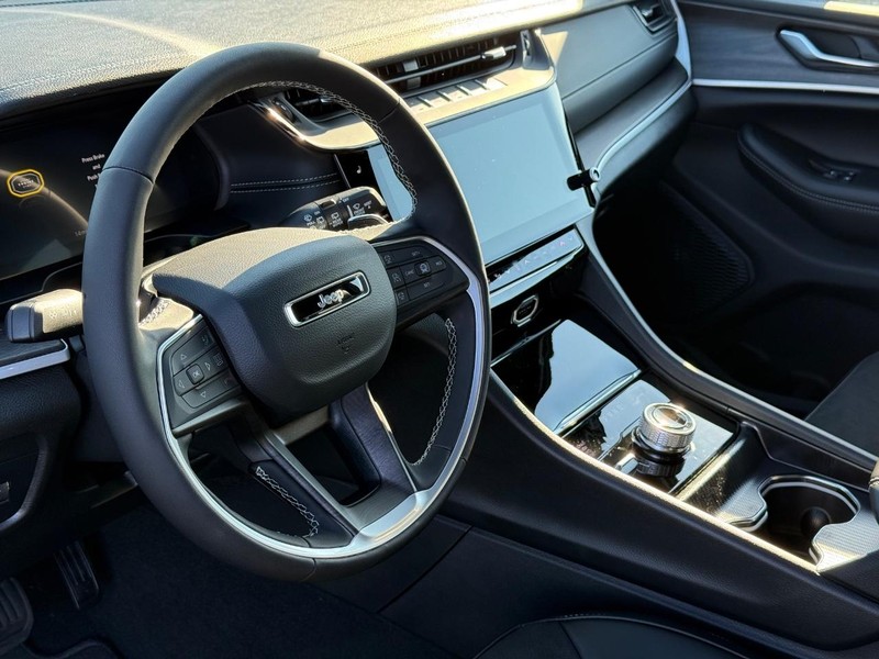 Jeep Grand Cherokee L Vehicle Full-screen Gallery Image 20
