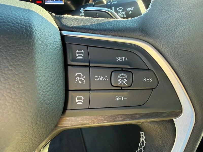 Jeep Grand Cherokee L Vehicle Full-screen Gallery Image 22