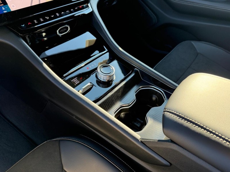 Jeep Grand Cherokee L Vehicle Full-screen Gallery Image 26