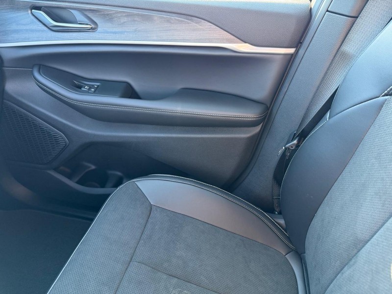 Jeep Grand Cherokee L Vehicle Full-screen Gallery Image 27