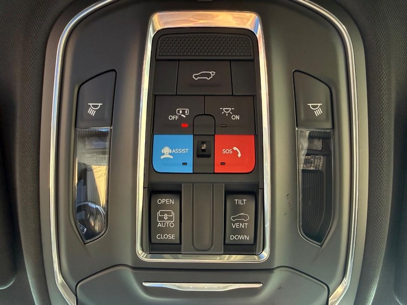 Jeep Grand Cherokee L Vehicle Full-screen Gallery Image 28