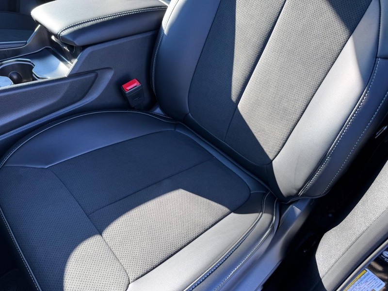 Jeep Grand Cherokee L Vehicle Full-screen Gallery Image 31
