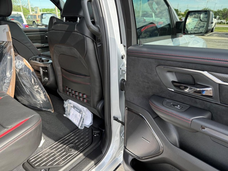 Ram 1500 Vehicle Full-screen Gallery Image 11