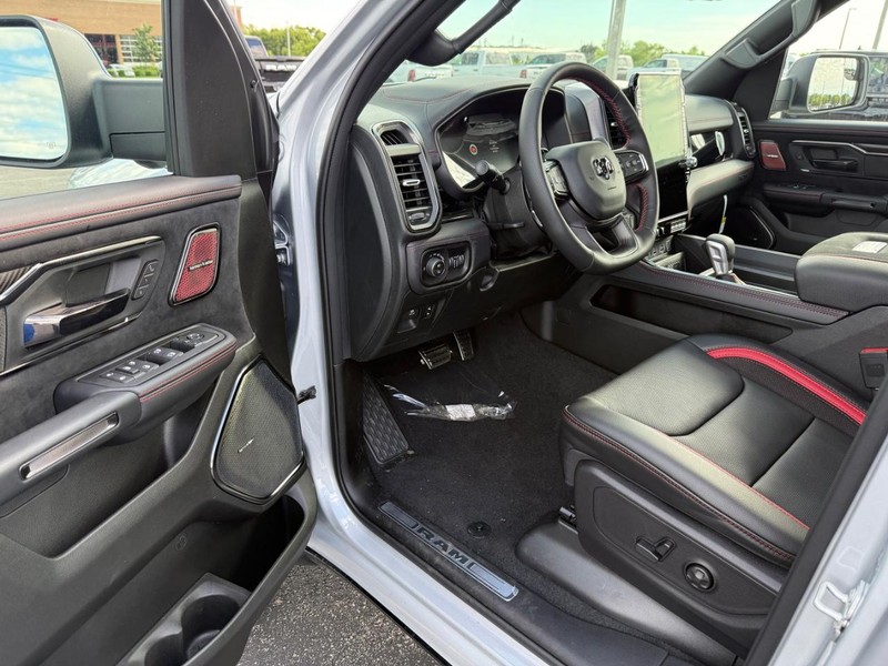 Ram 1500 Vehicle Full-screen Gallery Image 17