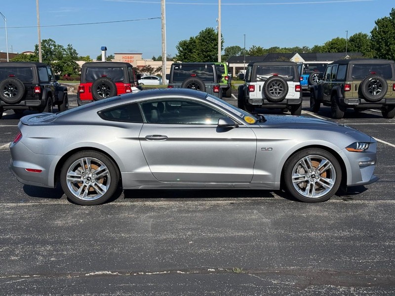 Ford Mustang Vehicle Full-screen Gallery Image 02