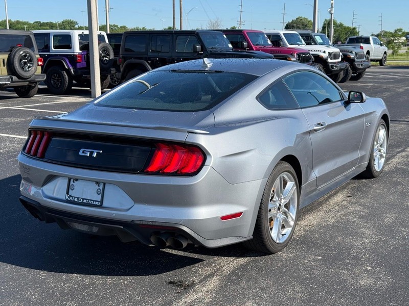 Ford Mustang Vehicle Full-screen Gallery Image 03