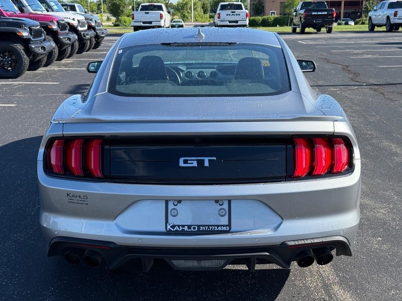 Ford Mustang Vehicle Full-screen Gallery Image 04