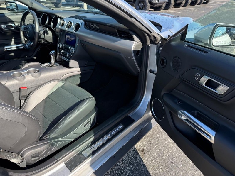 Ford Mustang Vehicle Full-screen Gallery Image 11