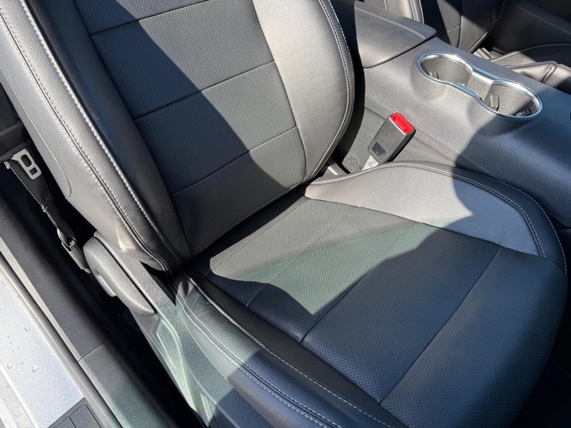 Ford Mustang Vehicle Full-screen Gallery Image 12