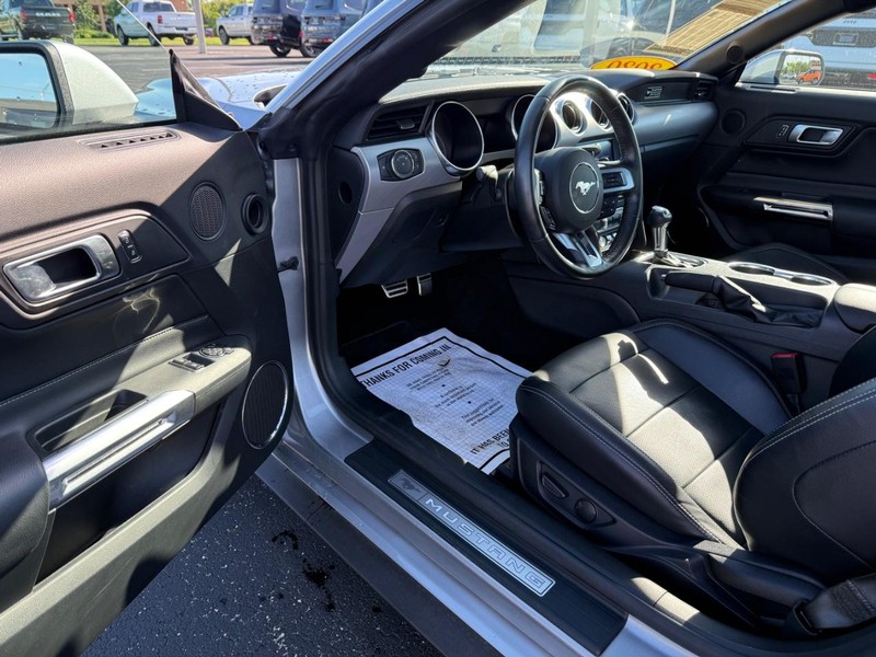 Ford Mustang Vehicle Full-screen Gallery Image 14