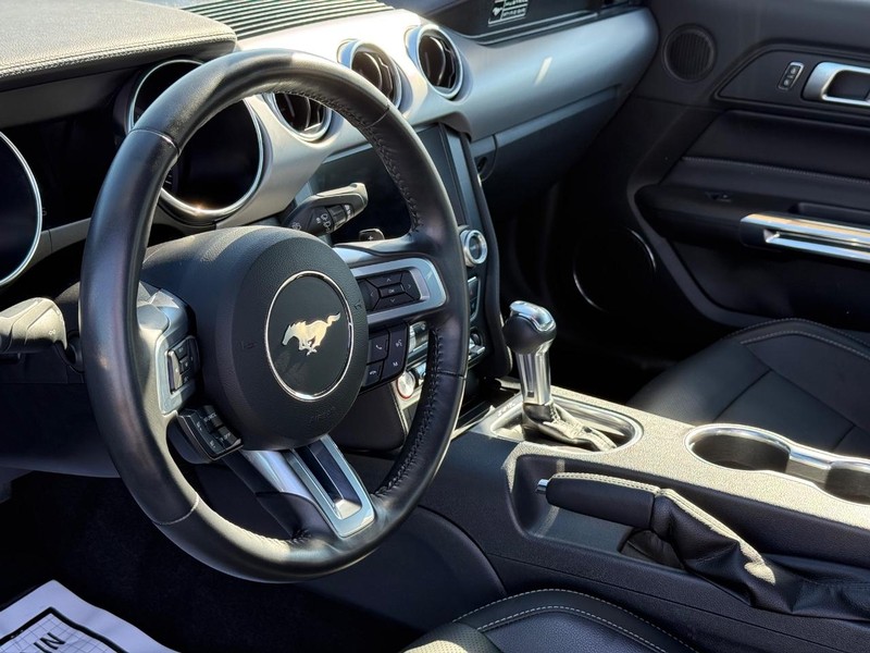 Ford Mustang Vehicle Full-screen Gallery Image 16